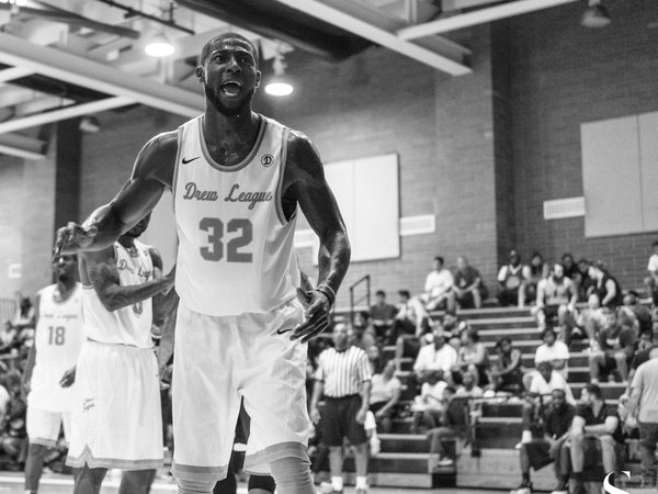 Quels sont les meilleurs exercices pour améliorer l'équilibre des basketteurs pendant les sauts?